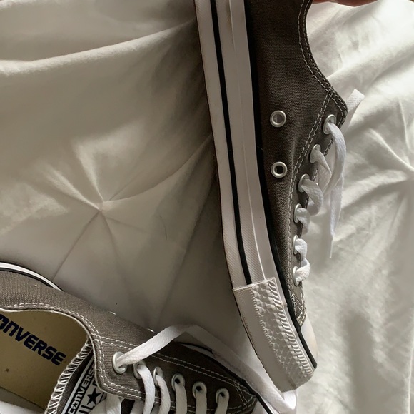 Converse women’s size 6.5. Worn once/charcoal grey - Picture 2 of 3